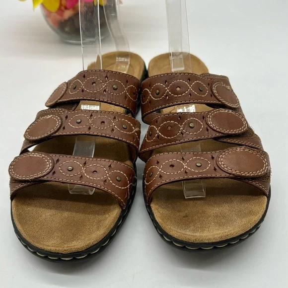 Clarks Brown with white stiching slip on sandals Size 9.5 MCS6587J - Picture 2 of 7
